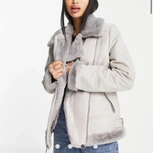  Vinterjacka - Säljer en supermysig grå jacka från Hollister i storlek XS. Den har ett fluffigt foder och snygga detaljer som dragkedjor och spännen vid ärmsluten. Perfekt för kyliga höst- och vinterdagar. Jackan är i mycket bra skick och endast andvänd ett fåtal gånger. Kollar intresse så jag inte känner mig bekväm i den.❄️