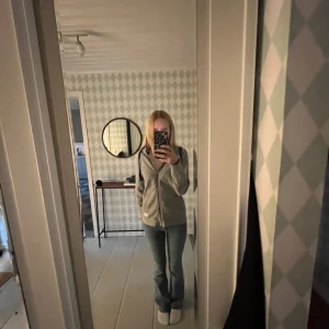 Grå hoodie från Cutter & Buck (original pris 995) - Säljer en snygg och bekväm grå hoodie från Cutter & Buck. Den har en dragkedja framtill och mörkblå snören i huvan. Perfekt för en avslappnad stil och passar bra till jeans. Använd ett fåtal gånger, så den är i mycket bra skick. Perfekt för höst och vår!