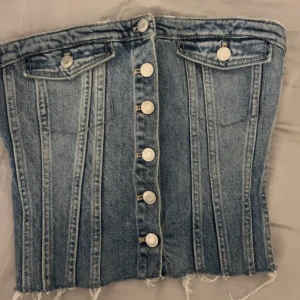 Jeanstopp - säljer denna populära och coola jeanstopp från Zara . i storlek medium men är liten i storlek. passar perfekt till vardagen eller som en fest topp!