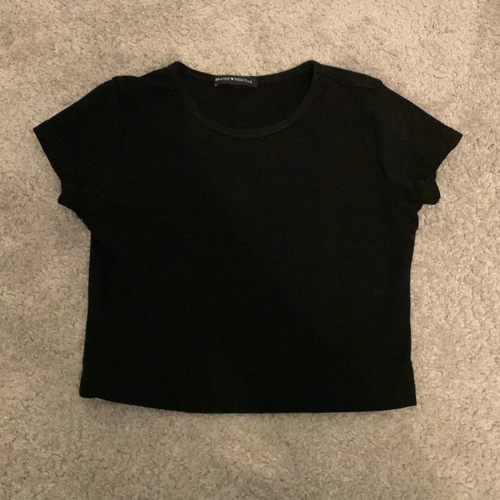 Säljer en svart crop topp från Brandy Melville 💖Den är i mycket bra skick och as najs ♥️passar xxs/xs 🥰. Toppar.