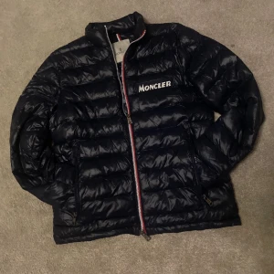Hej! Jag säljer en monclear jacka som har värde på 6000kr.Jag har haft jackan ett tag o kände fö en ny jacka så säljer den nu för bästa pris - Den e 10/10 skick o e skön o hjälper me Guzzar!     Jackan är självklart äkta! Pris kan diskuteras!