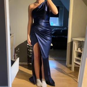 Balklänning  - Säljer min fina balklänning så jag ej har användning av den något mer. Minns ej var den är köpt men kan säkert kollas upp. Super snygg passform med slit fram till och släpande bak. Har några noppror och märken men inget stort. Storlek S och passar mig perfekt som normalt är XS/S. Privat för fler bilder! Pris kan diskuteras 