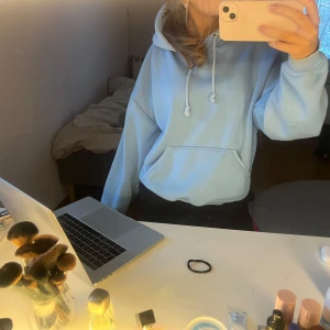 Ljusblå BikBok hoodie🩵 - Säljer min jättemysiga ljusblåa hoodien från BikBok i nyskick, använd några gånger! Storlek S men passar även Xs/M. Inga defekter, perfekt till hösten och vintern❤️