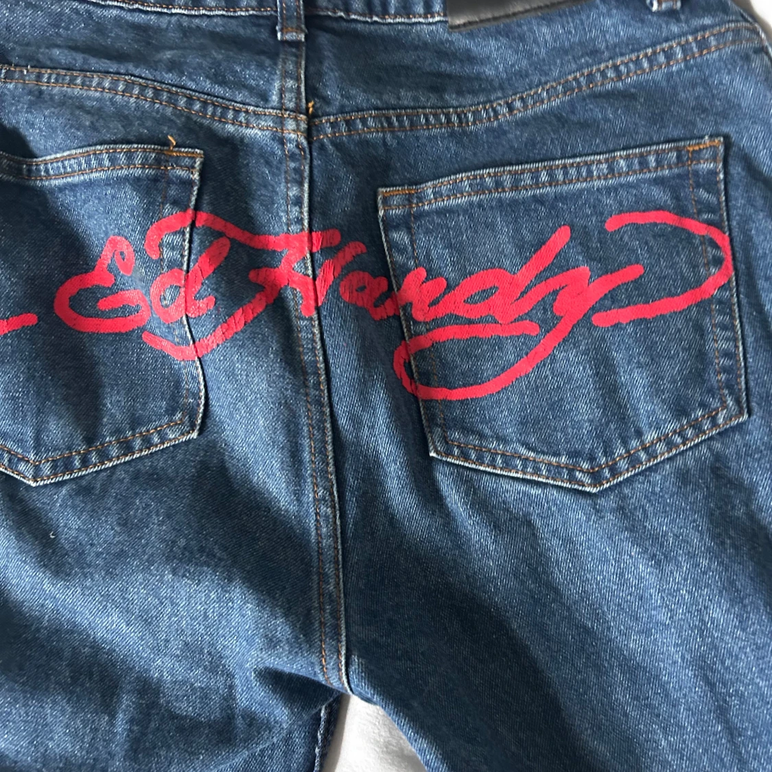 Blå jeans med Ed Hardy-design - 90