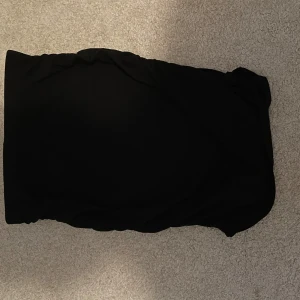 Svart kjol - Snygg svart kjol i ett klassiskt snitt. Perfekt för både vardag och fest. Den har en elegant och enkel design som gör den lätt att matcha med olika toppar och accessoarer. Sömar på sidan som ger kroppen en fin form 