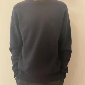 Yves Saint Laurent Navy Ull Stickad Tröja  - S, 10/10 skick, passar lite stort (anledning varför jag säljer), köpt från Stocked Vintage. 