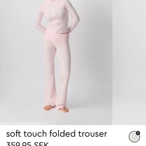 Rosa mjukisbyxor med utsvängda ben - Superbekväma rosa mjukisbyxor i ett mjukt material. De har en hög midja och en bootcut-stil som ger en avslappnad look. Perfekta för mysiga dagar hemma eller en avslappnad dag ute. 
