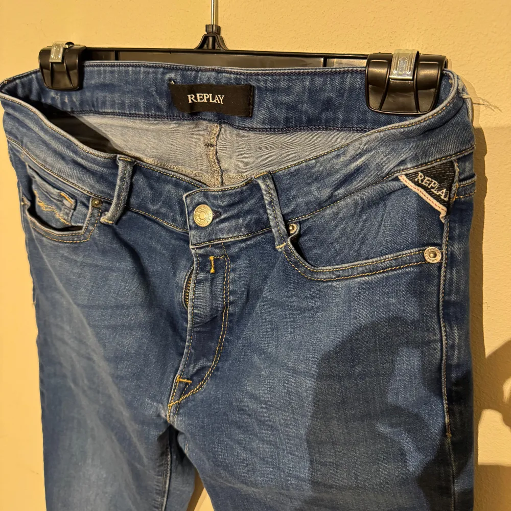 Säljer ett par snygga blå jeans från Replay i mycket bra skick. De är tighta och har en klassisk femficksdesign med dragkedja och knapp framtill. Perfekta för både vardag och fest!. Jeans & Byxor.