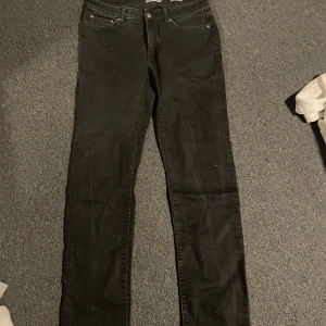 Svarta jeansbyxor - Säljer ett par svarta jeansbyxor i slim fit, bra skick. Säljes pga att jag inte använt på hur länge som helst 