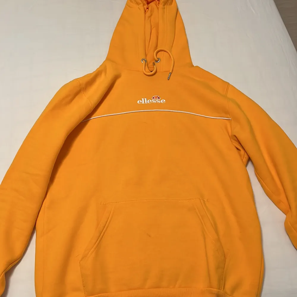 Säljer en  orange hoodie från Ellesse.. Tröjor & Koftor.