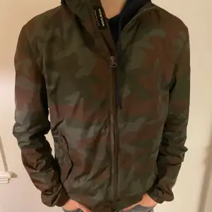 Säljer en sprillans ny Woolrich Windbreaker som i princip aldrig använts då den var lite för stor för mig.  Nypris 4000+ , Mitt pris 1399 🙌