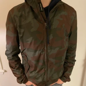 Woolrich Windbreaker  - Säljer en sprillans ny Woolrich Windbreaker som i princip aldrig använts då den var lite för stor för mig.  Nypris 4000+ , Mitt pris 1399 🙌