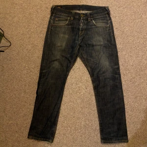 Mörkblå jeans från Lee - Säljer ett par mörkblå jeans från Lee i bra skick. De har en klassisk femficksdesign och är tillverkade i slitstarkt denim. Perfekta för både vardag och fest! 🕺