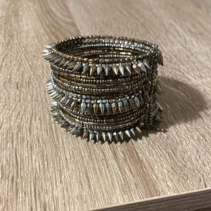  armband i metall -  armband i metall i silver och guld 