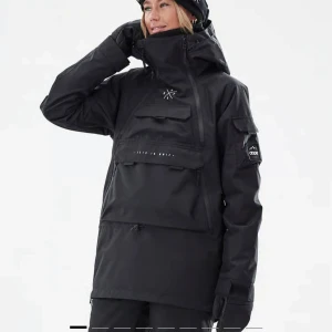 Svart skidjacka från Dope - Säljer en svart vindjacka från Dope i mycket bra skick. Jackan har en hög krage och flera praktiska fickor med dragkedja. Perfekt för höst och vinter, och den är långärmad för extra värme. Passar bra för utomhusaktiviteter som skidor och har en stilren design. Använd en gång, orginalpris 2499kr säljer för 499 då den är för stor💗