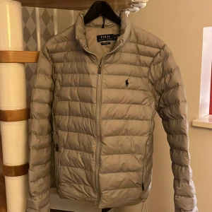  Polo Ralph Lauren jacka  - Säljer en snygg grå jacka från Polo Ralph Lauren. Jackan är knappt använd och i jättebra skick. Ny pris är cirka 4000 