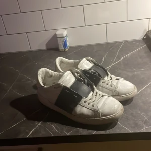 Valentinos  - Hej, Säljer ett par otroligt snygga valentinos open i skick 5/10 för dom är använda och behövs en tvätt  Passar perfekt till dig som vill vara stiligare i vardagen, Stockholm closet💫