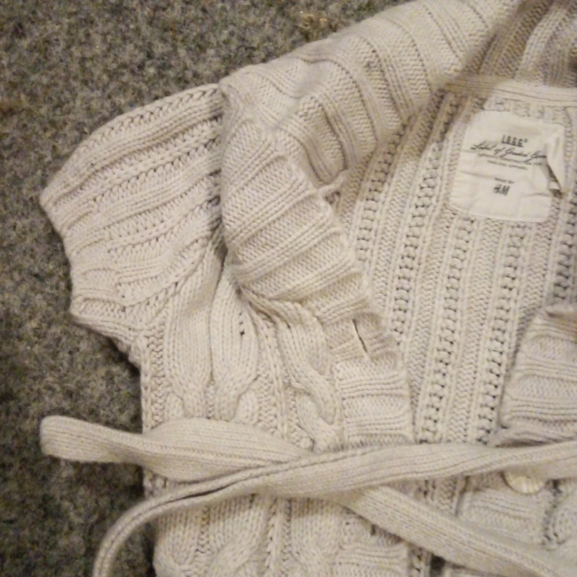 Ser beige ut men är ljus grå stickad kofta från H&M - 93