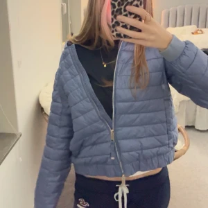 ljusblåa massimo dutti jacka - Säljer denna ljusblåa massimo dutti jackan då jag knappt använt den då den inte passar mig i färg o modell osv. Men den är super skön och bekväm och önska verkligen jag kunde ha kvar den! Lappen där storleken står finns ej längre men skulle säga att den är M men passar som S!🩷💘