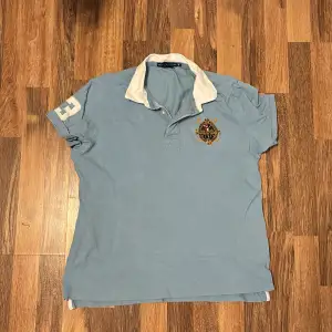 En riktigt fett vintage Ralph lauren piké. Skick 8/10 den är använd men det är inget fel på den. Det står att den är XL men det är barn storlek så den passar 100% S eller M