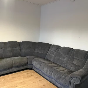 Soffa - Modern soffa från Mio – i nyskick!  Säljer min fina soffa från Mio, nästan som ny! Köpt för 14 000 kr och bara använd i två år. Kvitto finns. Perfekt för dig som vill ha en snygg och bekväm soffa i toppskick.  Pris: 6000 kr Plats: [Din stad]  Säljer på grund av flytt. Skicka PM vid intresse!