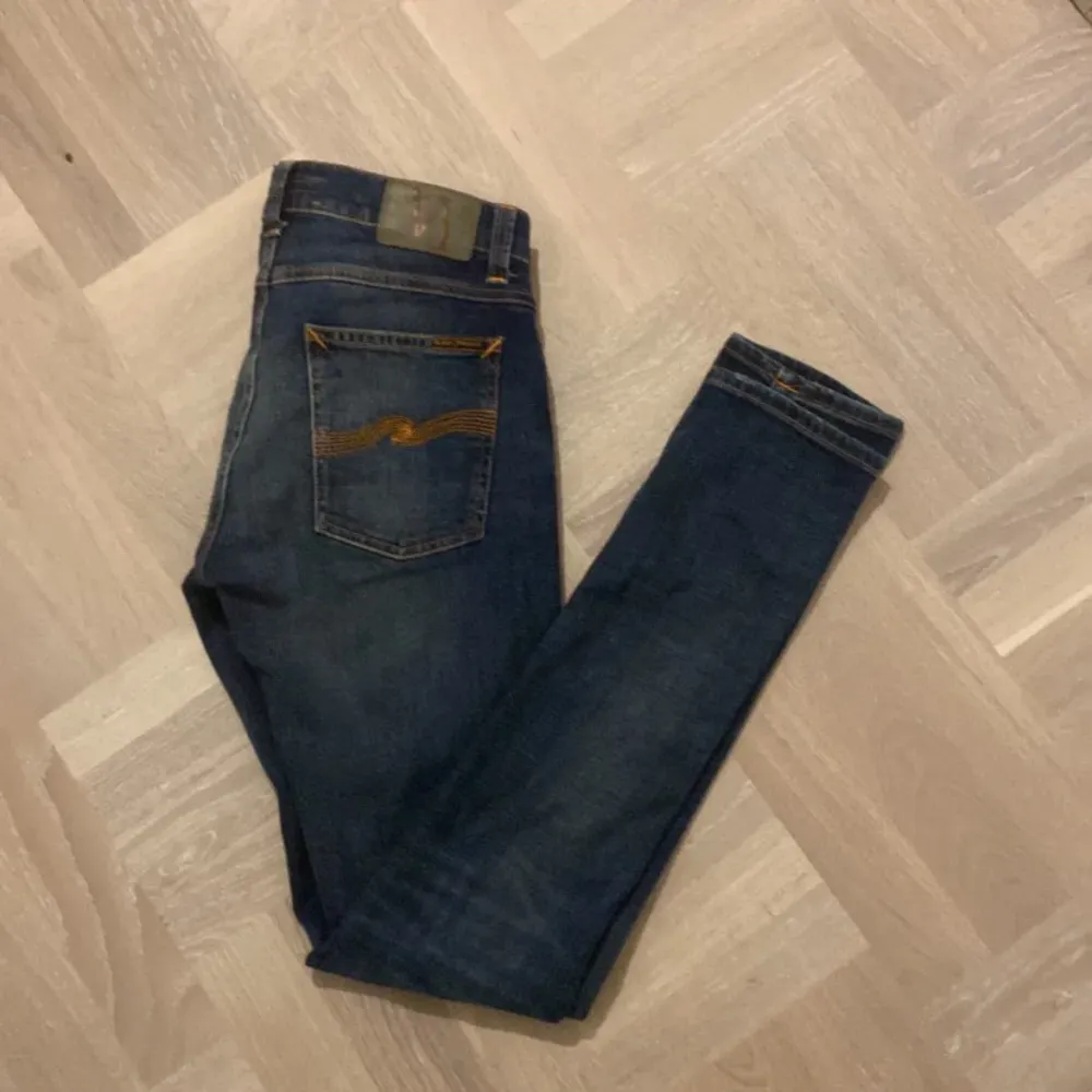 Säljer ett par mörkblå nudie jeans i bra skick. De har en slim passform och i storlek 28/32 Perfekta för både vardag och fest! 🕺. Jeans & Byxor.