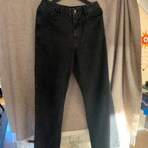 Svarta jeans från Collusion - Säljer ett par svarta jeans från Collusion i bra skick. De har en klassisk femficksdesign och är tillverkade i bomull. Perfekta för både vardag och fest! 