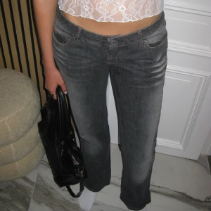 Lågmidjade jeans från Miss Sixty - Lågmidjade jeans från Miss Sixty med straight passform och brodering på bakfickorna. Modellen på bilden är 170cm för referens. Skriv om ni har några frågor❤️‍🔥❤️‍🔥//YourVintage 