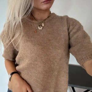 Stickad t-shirt - Jättefin beige stickad tröja från Lindex. Perfekt för höst och vår!!!🌟Jättefint material och se sååå dyr ut🤎🤎