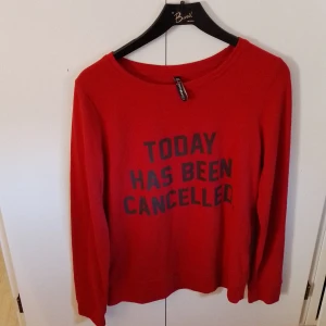 Röd Tröja Med Text - Röd tröja med text från fb sister.  Katt finns i hemmet