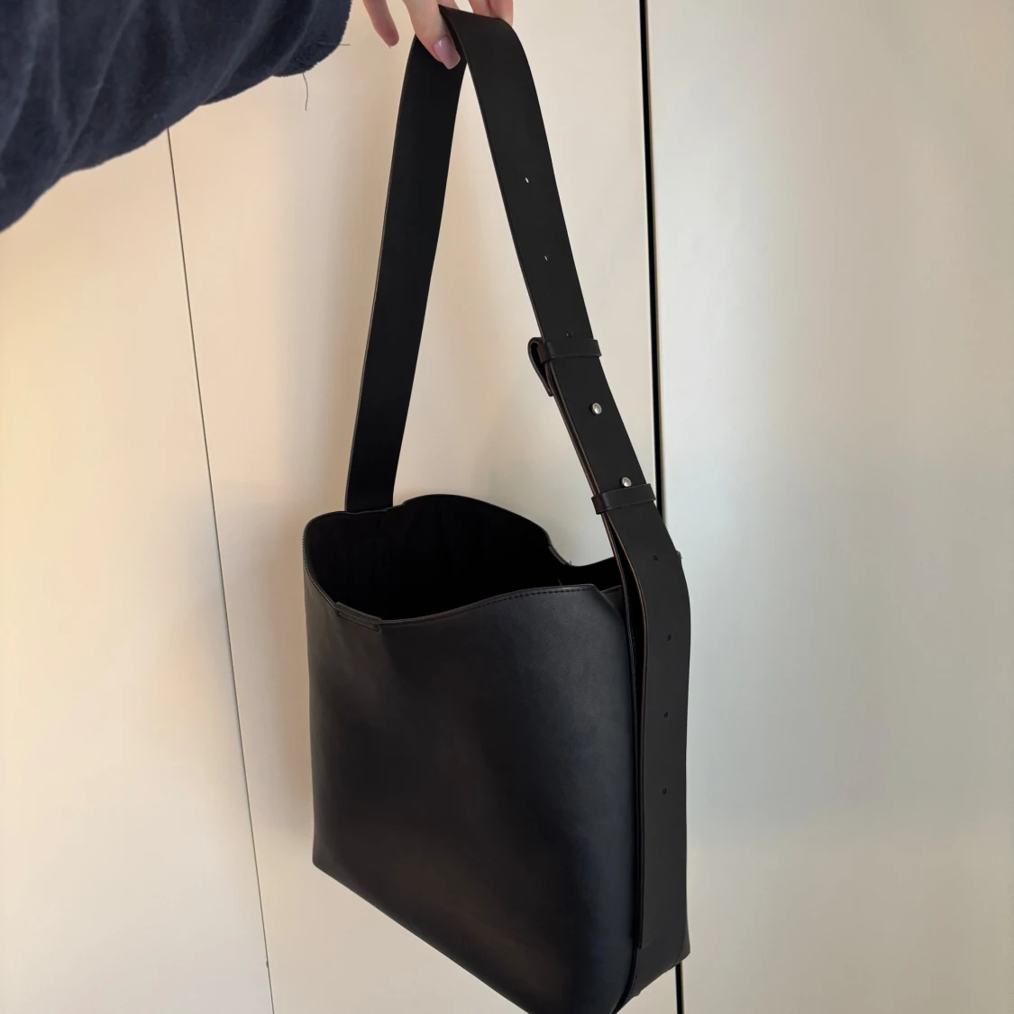 Svart axelväska