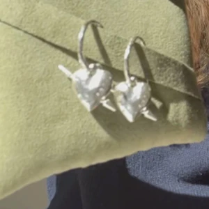 Maria Nilsdotter Örhängen  - Super söta örhängen från Maria, säljer två stycken i ett par💞Är även öppen för byten