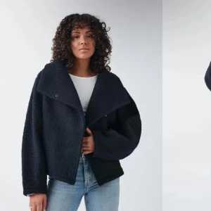 Mörkblå teddyjacka  - Från Gina tricot i bra skick. 