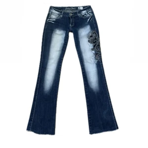 Crazy age jeans  - Assnygga jeans från crazy age jeans, säljer pga att de är för korta i benen för min smak 😭 så snygga och jättelågmidjade 😻passar xs/s men någon tidigare ägare har gjort benen kortare så dom passar nog bäst på nån som är typ 160, midjemått: 38,5 innerbenslängd: 73,5 💕