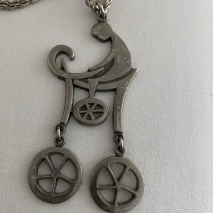 RUNE TENNESMED. hänge med kedja - RUNE TENNESMED. hänge med kedja, tenn, 1970-tal.