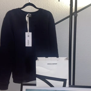 Mörkblå tröja från Dondup - Säljer en snygg mörkblå tröja från Dondup, tillverkad i Italien. Tröjan har en diskret broderad logga på bröstet och är i nytt skick med etikett kvar. Perfekt för både vardag och lite finare tillfällen. Passar bra till ett par jeans, mvh 101 store🙌🏼 