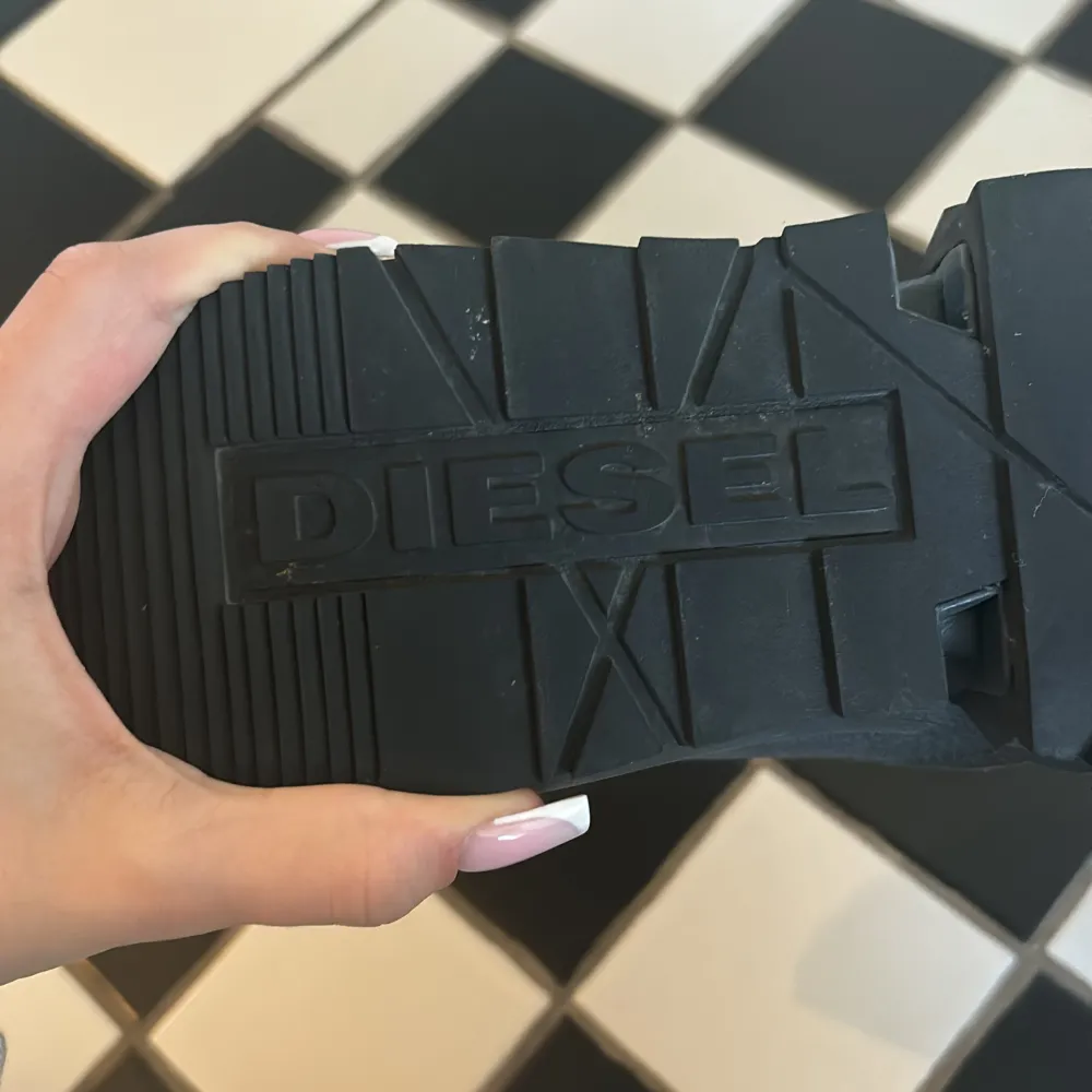 Säljer ett par grå boots från Diesel i mycket bra skick. De har en cool dragkedja framtill och en robust sula med Diesel-logga. Perfekta för höst och vinter med sin stilrena design och slitstarka material. Passar både till vardags och festliga tillfällen.. Kengät.