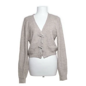 Beige kofta från H&M - Säljer en superfin beige stickad kofta från H&M men köpt på sellpy. Koftan är  i storlek XS men skulle säga att den passar till S också. Koftan är väldigt mysig och perfekt ni inför vintern❄️🌟