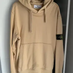 Stone island Beige Hoodie | Skick 9/10 | Storlek: M | Obs! Replika 