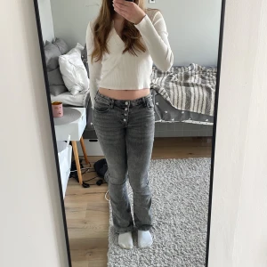 Gråa bootcut jeans - Säljer dessa super fina bootcutjeans då de är lite för små för mig nu, jeansen var länge mina favvo jeans då de sitter så bra på 💕. De är i storlek 164 men passar för mindre storlekar också. De är köpta på h&m. Super fin passform 🙏🙏