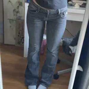 Snygga bootcut lågmidjade jeans från Gina Young i storlek 170, men passar mig perfekt som brukar ha storlek S 💘Jättebra skick, bara lite slitna vid hälen