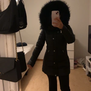 Rockandblue jacka med stor äkta fluffig pälshuva  - Säljer min snygga svarta dunjacka med fluffig äkta pälshuva i XXS. 