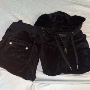 Svart velourset från Juicy Couture i XXS - Säljer en supermjuk och lyxig svart velourset från Juicy Couture som är använd en gång. 🖤