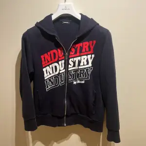 Säljer en snygg mörkblå diesel hoodie med ett skönt mönster på, perfekt nu till vinter då den är riktigt bekväm. Hör av dig vid minst fundering!! Vid snabb affär kan priset diskuteras 