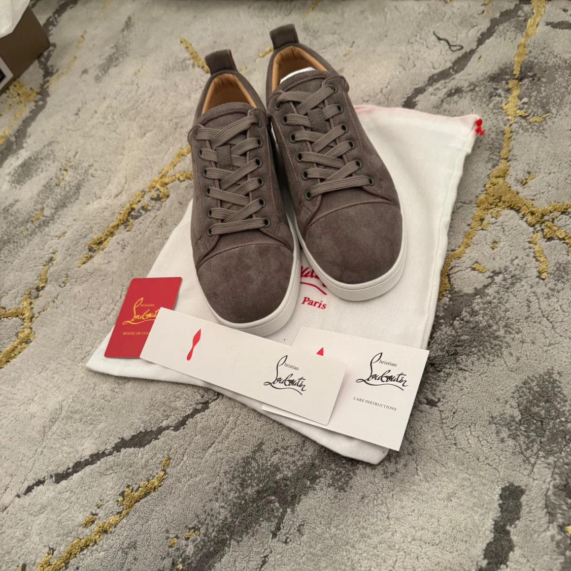 Grå sneakers från Christian Louboutin