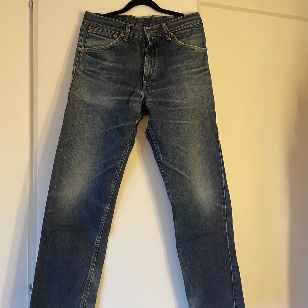 Säljer ett par Levis jeans som jag köpt second hand. Aldrig använt själv. Pris går att diskutera . Jeans & Byxor.