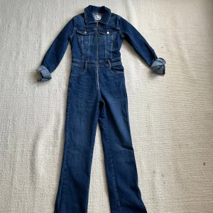 Denim/Jeans jumpsuit - Säljer en jättesnygg jumpsuit i jeans i storlek M från Pull&Bear. Raka och långa Ben. Sitter perfekt på mig som vanligtvis har XS/S. Använd 1 gång.