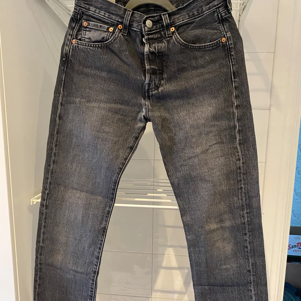 Säljer ett par klassiska svarta Levi's jeans 501 i mycket bra skick. De har en snygg straight passform och är tillverkade i slitstarkt denim. Perfekta för både vardag och fest! 🖤. Jeans & Byxor.