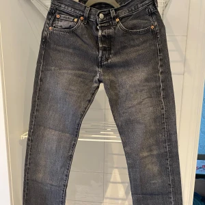 Svarta jeans från Levi's - Säljer ett par klassiska svarta Levi's jeans 501 i mycket bra skick. De har en snygg straight passform och är tillverkade i slitstarkt denim. Perfekta för både vardag och fest! 🖤