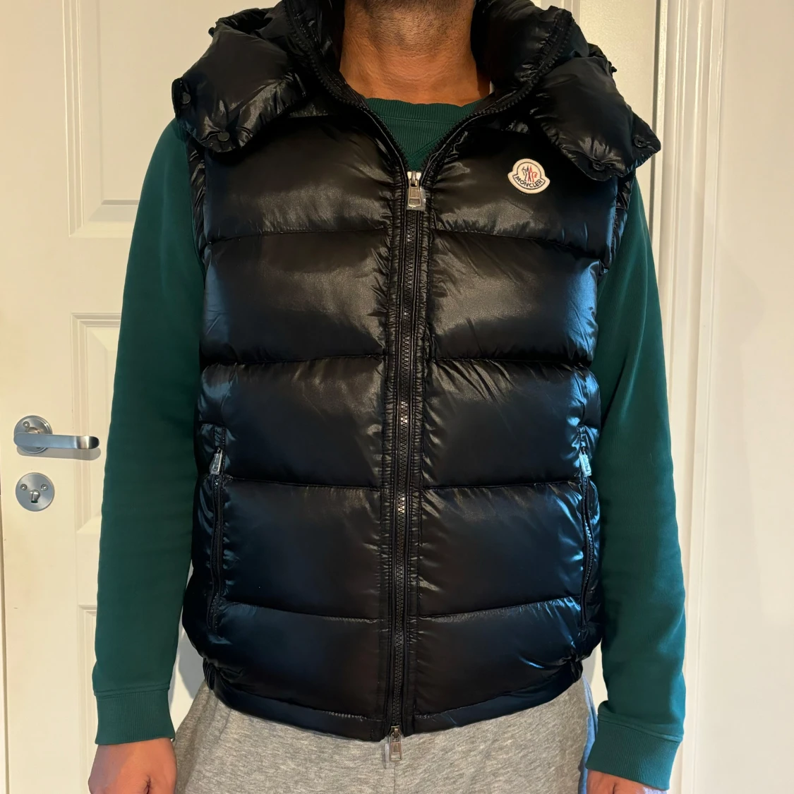 Svart dunväst från Moncler modern klassisk och snygg stl M 